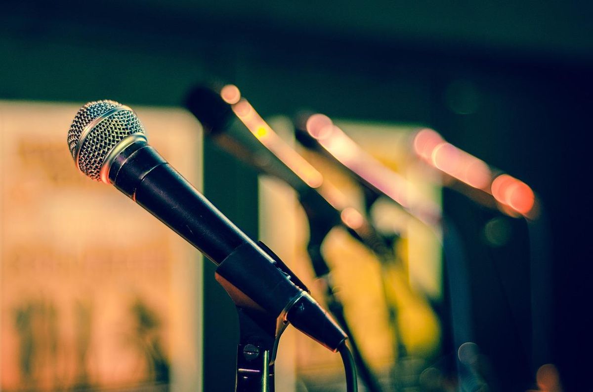 Affûtez votre discours: chaque mot résonne comme un micro prêt pour l'entretien parfait.