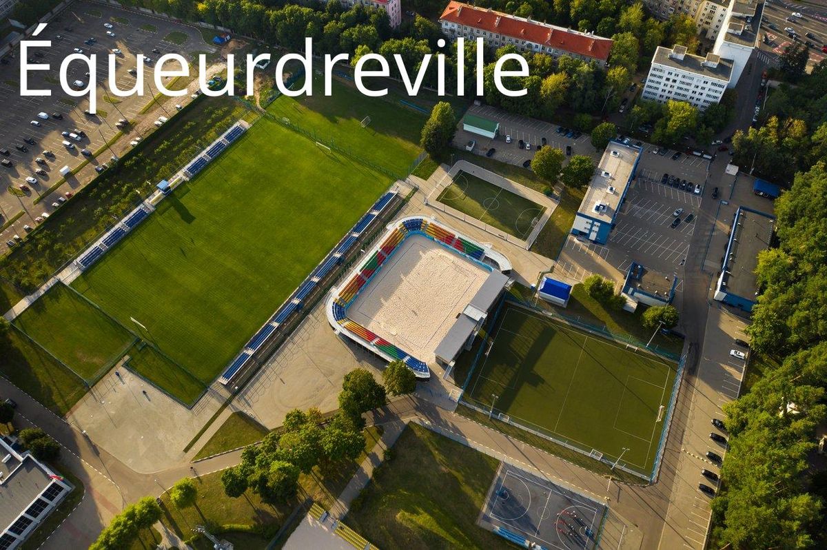Ancien bains-douches rénové en complexe sportif moderne à Équeurdreville-Hainneville, un équipement essentiel pour la jeunesse.