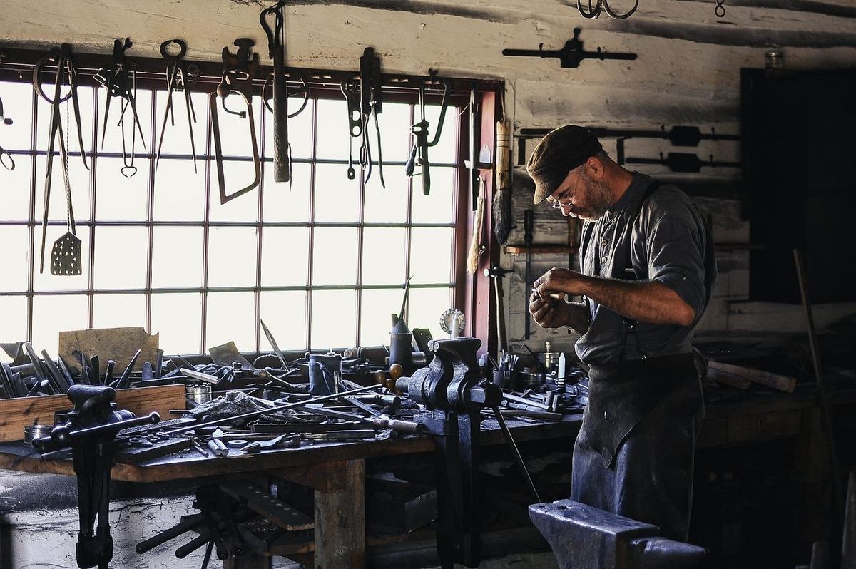 Artisan concentré, chaque outil raconte une compétence précieuse, tout comme un CV réussi.