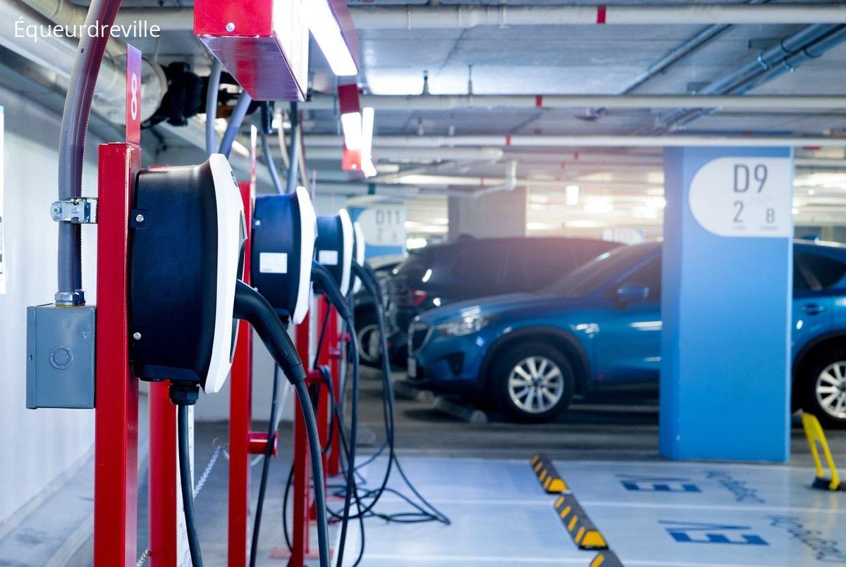 Bornes de recharge pour véhicules électriques installées dans un parking souterrain de copropriété, favorisant une mobilité durable.