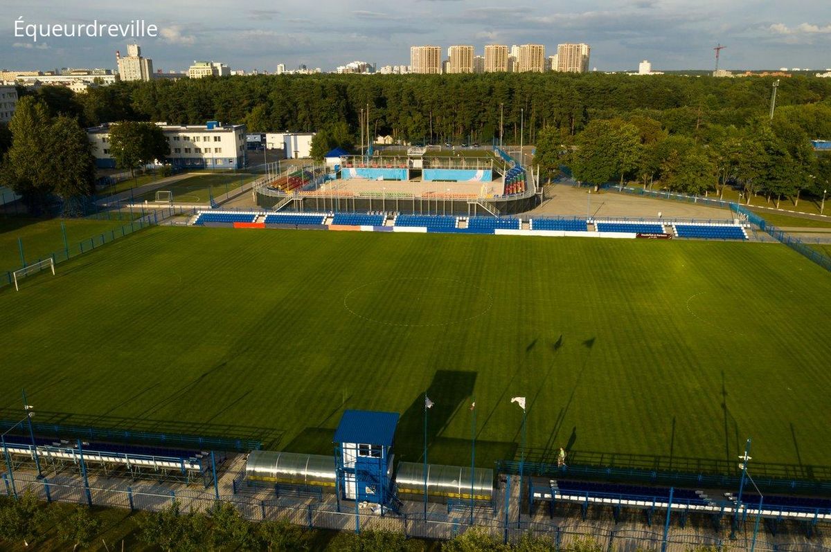 Complexe sportif moderne à Équeurdreville où familles participent à diverses activités sportives.