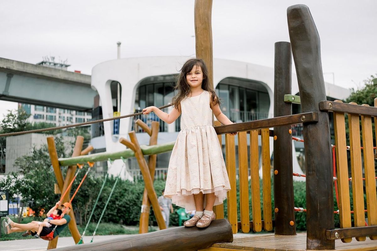 Enfant explorant un parc moderne : un monde d'aventures pour toute la famille à Équeurdreville.