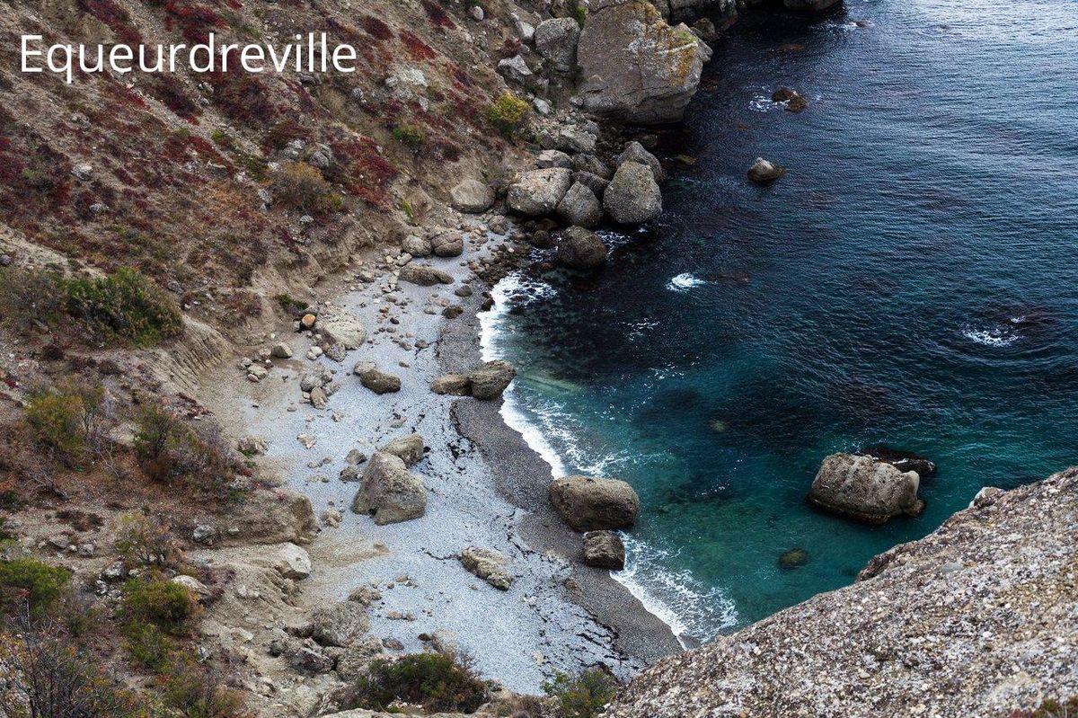 Falaises et criques d’Équeurdreville, un paradis pour les randonneurs côtiers.