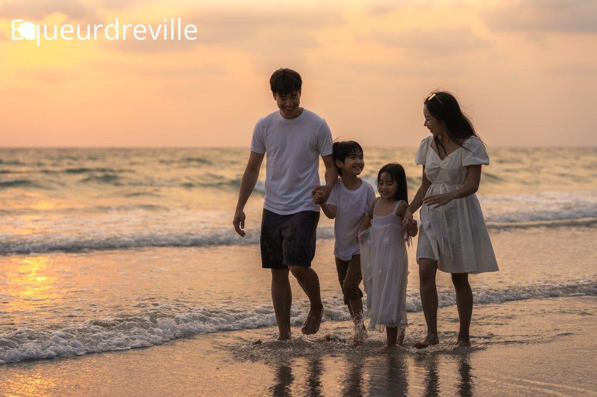 Famille heureuse au coucher de soleil, parfait pour les moments à Tourlaville Collignon.