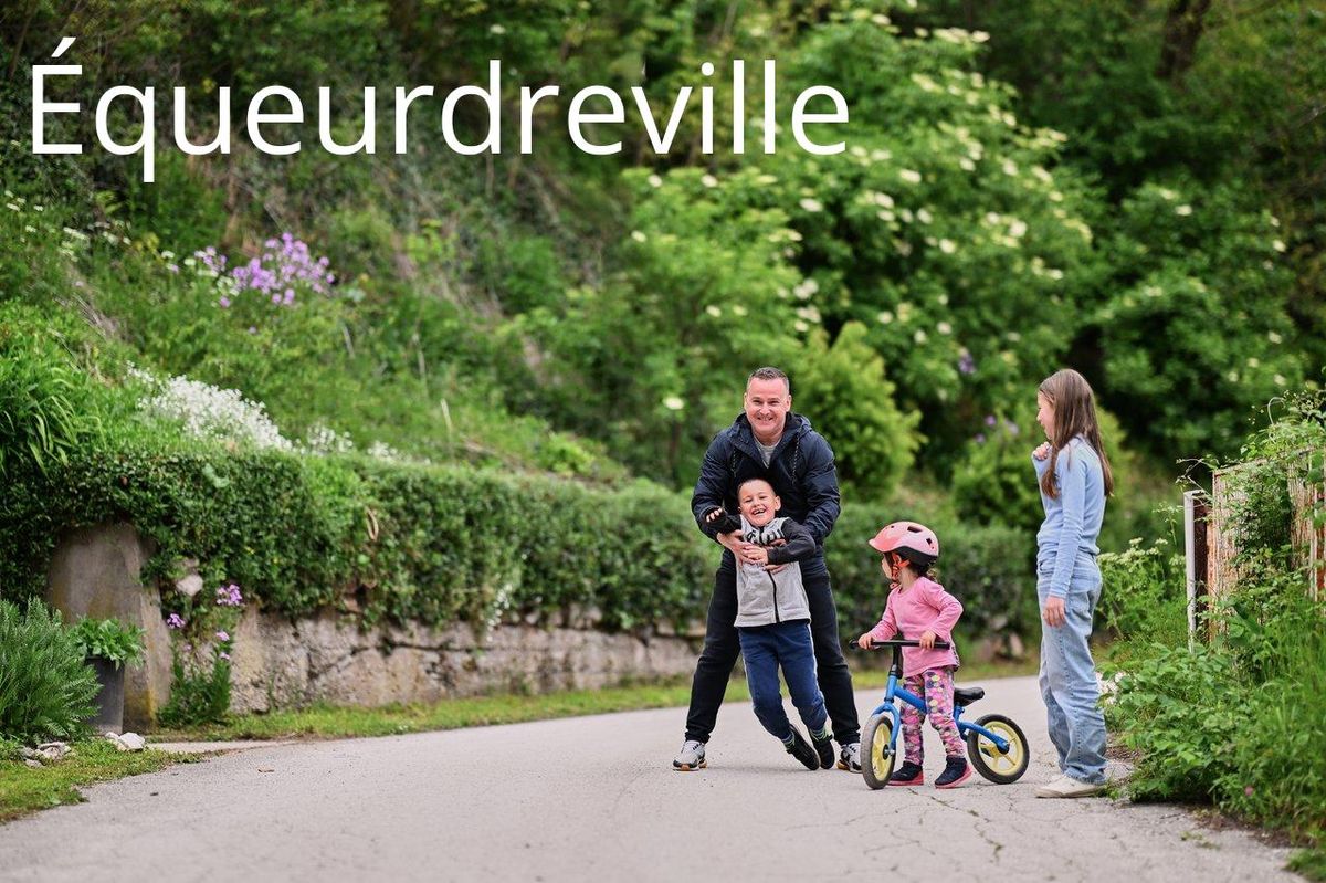Famille pratiquant le vélo et le football dans le parc de la Saline à Équeurdreville, activités en famille.