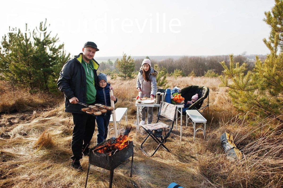 Festival familial en plein air au bord du parc avec musique, animations et food-trucks à Rennes.