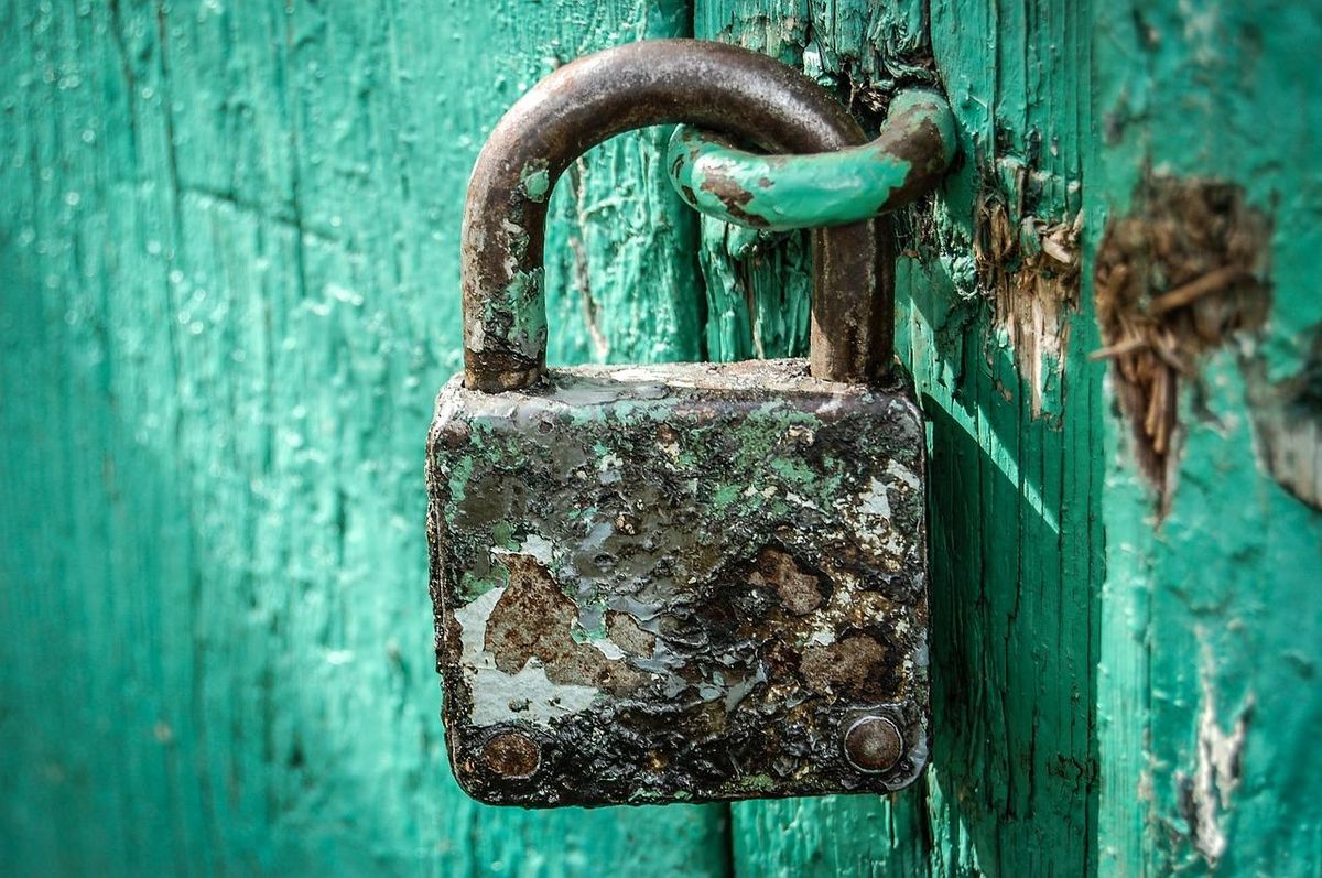 Gardez vos comptes aussi sécurisés qu'un cadenas solide.