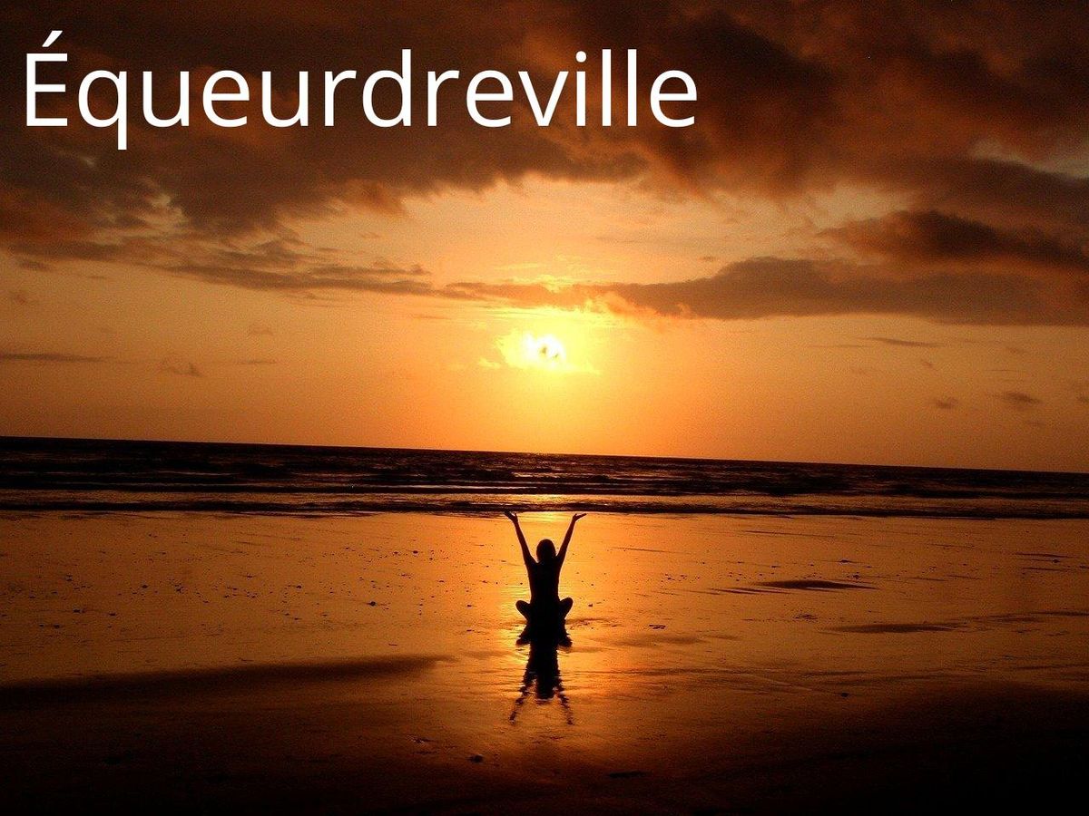 Groupe de yoga au coucher du soleil sur la plage verte de Querqueville, une pratique relaxante en plein air.