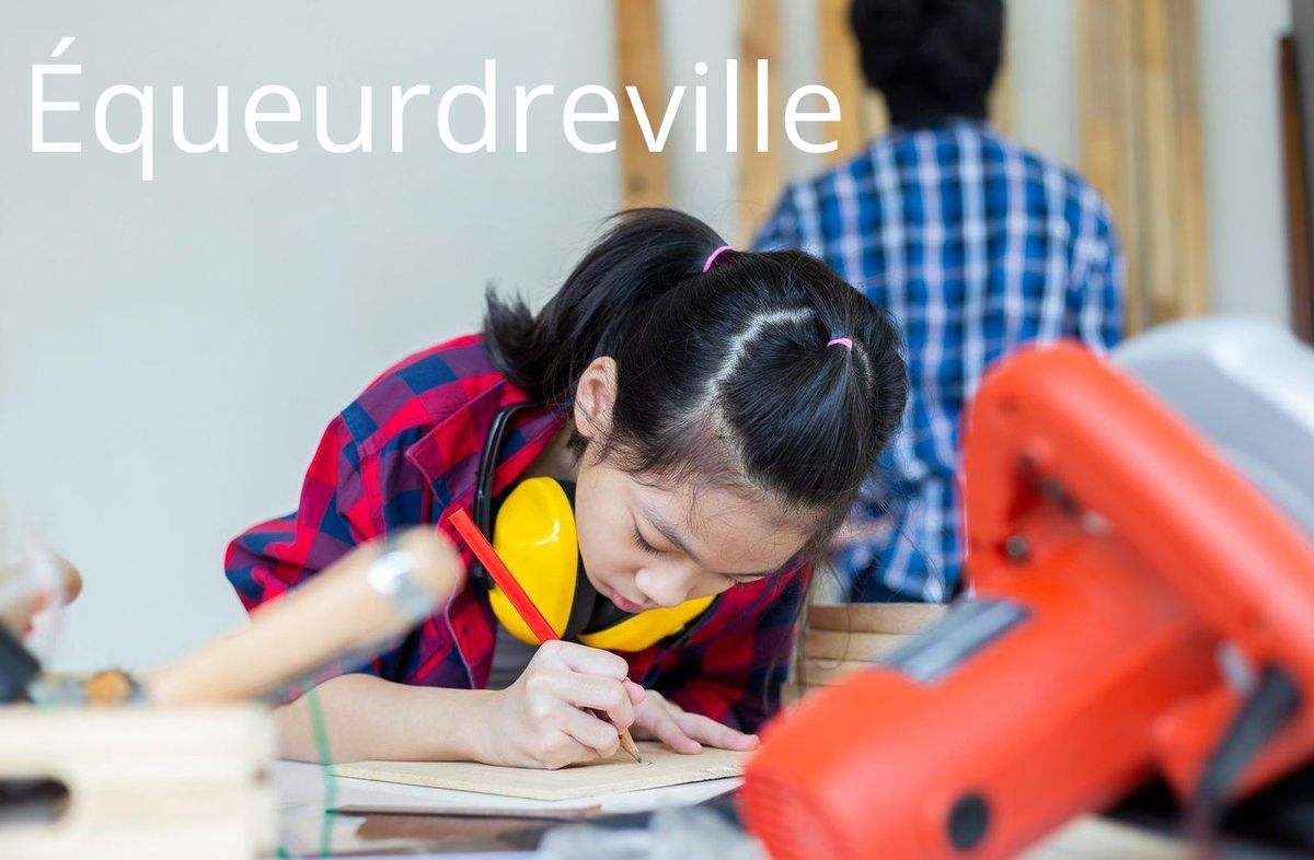 Jeunes en formation professionnelle dans un atelier de woodworking à Équeurdreville, facilitant leur insertion professionnelle.