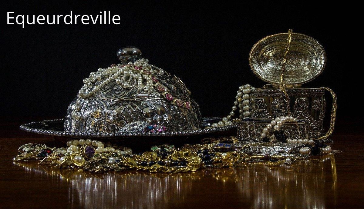 Joyaux anciens, Équeurdreville cache ses trésors dans le chuchotement des légendes oubliées.