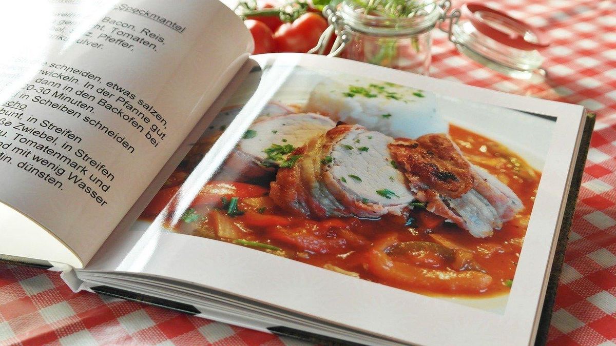 Livre ancien dévoilant des trésors culinaires pour redécouvrir Équeurdreville gourmande.