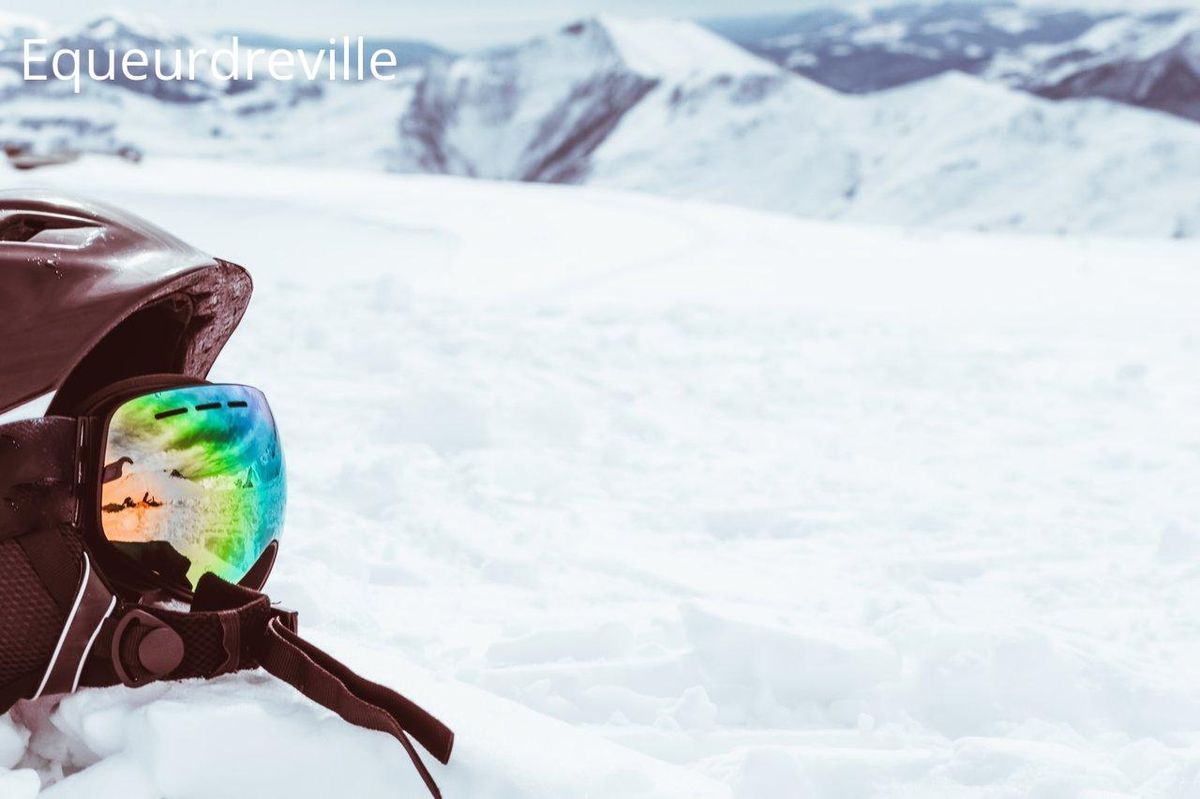 Lunettes et casque: essentiels pour braver la montagne enneigée cet hiver.