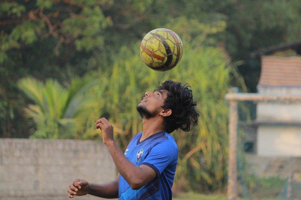 Maîtrise du ballon, le roi football inspire la passion en France.