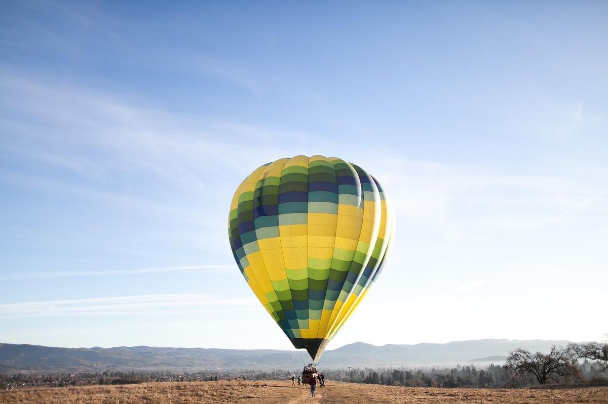 Montgolfière colorée: Explorer le ciel, une aventure familiale et éducative à Équeurdreville.