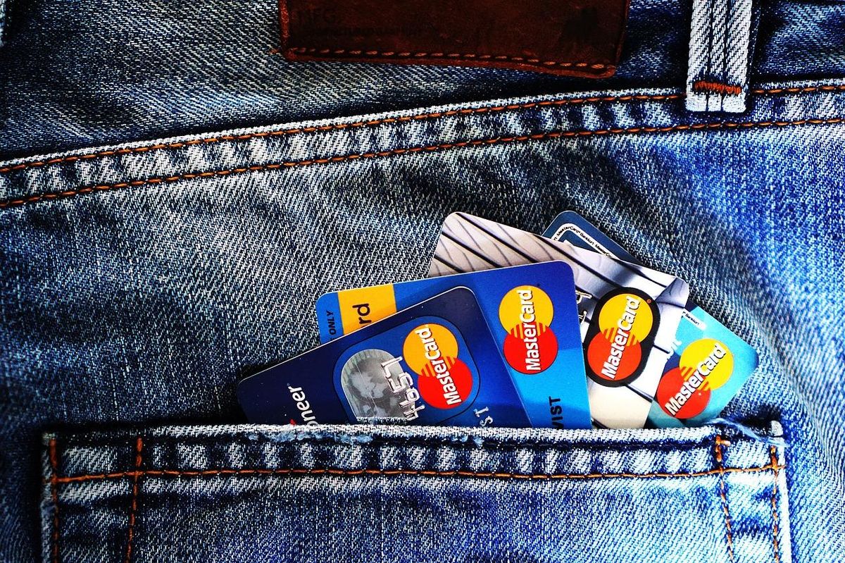 Multitudes de cartes, choix bancaires : un dilemme moderne.