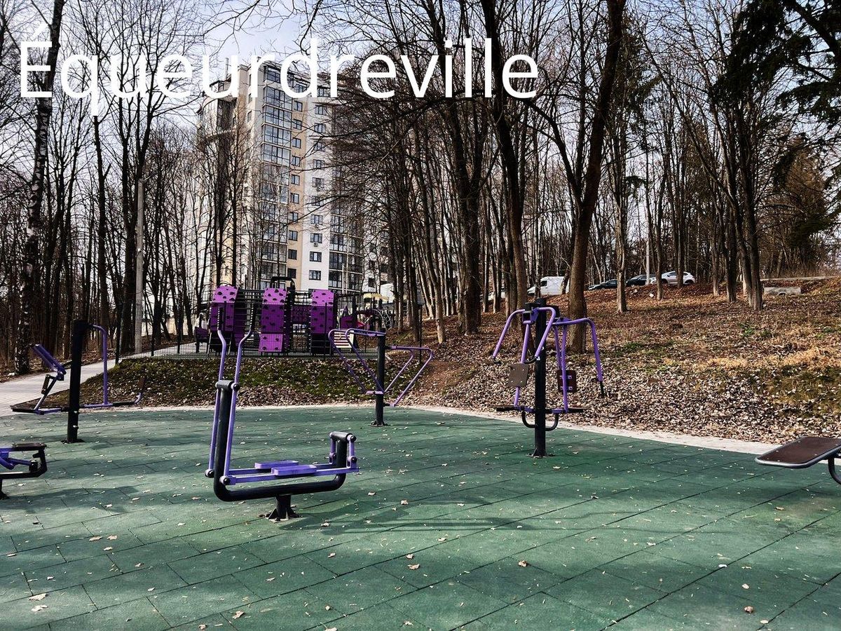Parc de la Saline à Équeurdreville-Hainneville, un outdoor fitness park avec équipements pour entraînement en plein air.