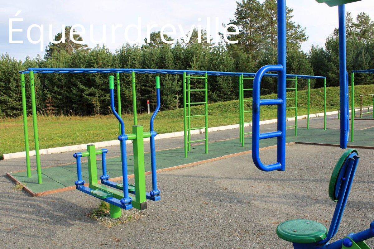 Parcours outdoor fitness trail au cœur de la nature pour améliorer forme et bien-être.