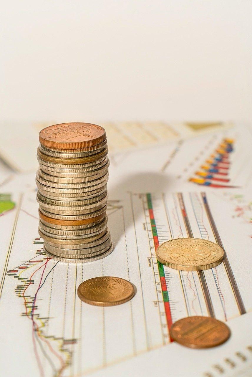 Pièces sur graphiques: symbole du pouvoir des taux d'intérêt dans l'économie mondiale.