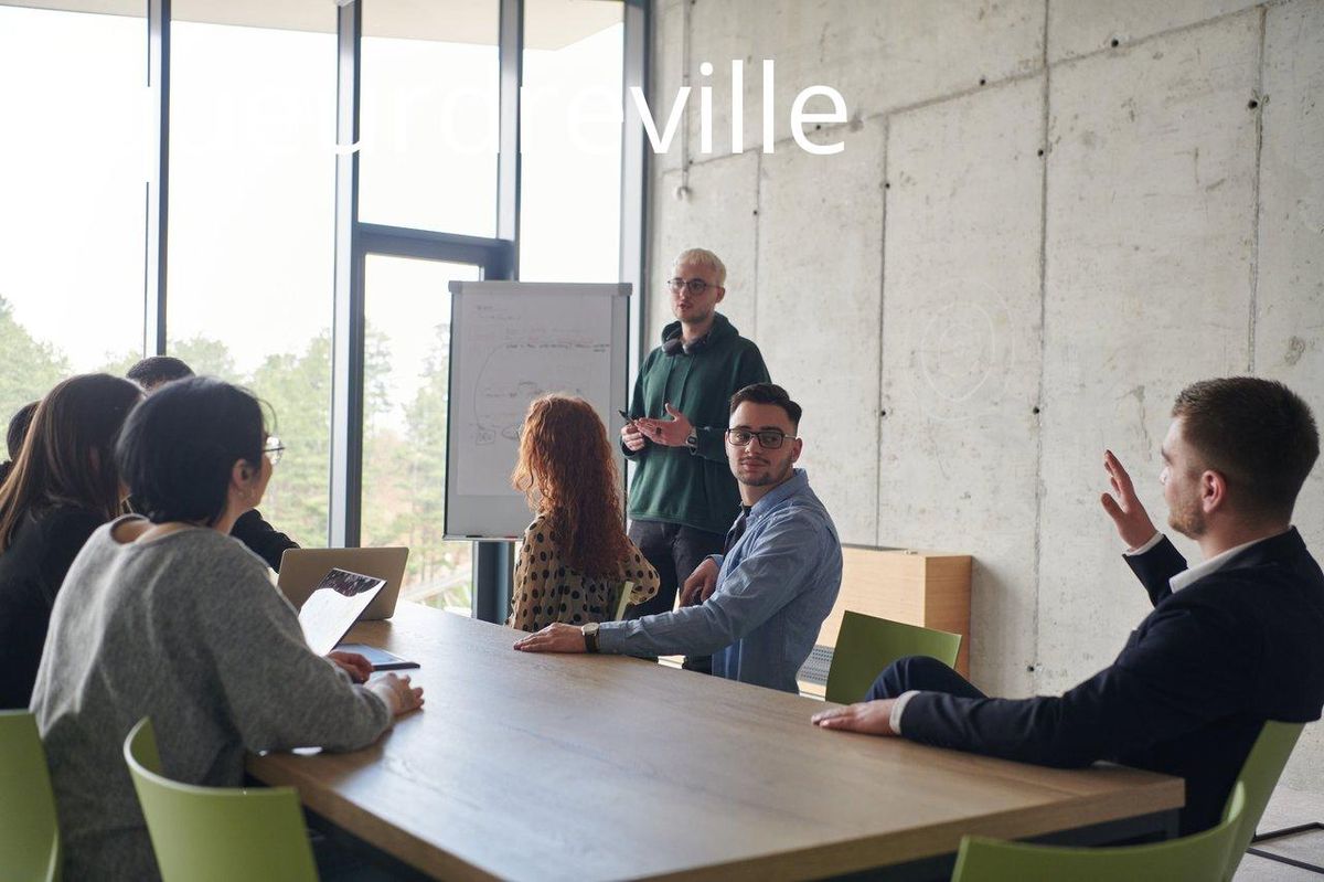 Réunion pluridisciplinaire d'une équipe multiculturelle en entreprise à Équeurdreville, favorisant la collaboration et l’échange d’idées.