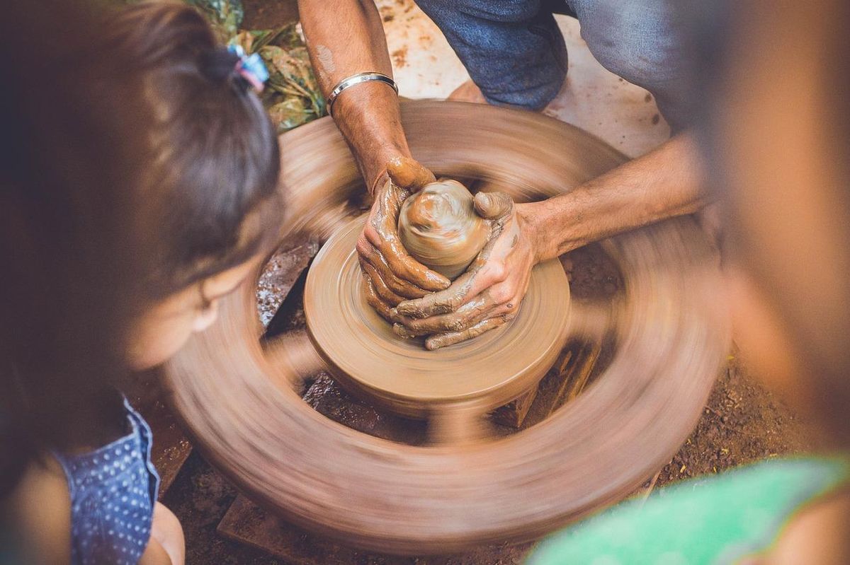 Réussir, c'est modeler vos compétences avec passion, comme un potier à l'œuvre.