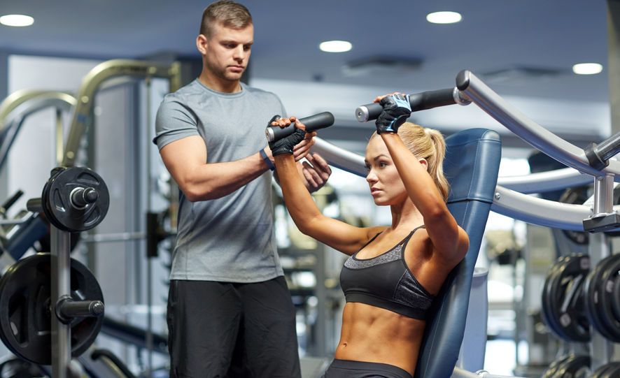 femme et homme faisant du sport