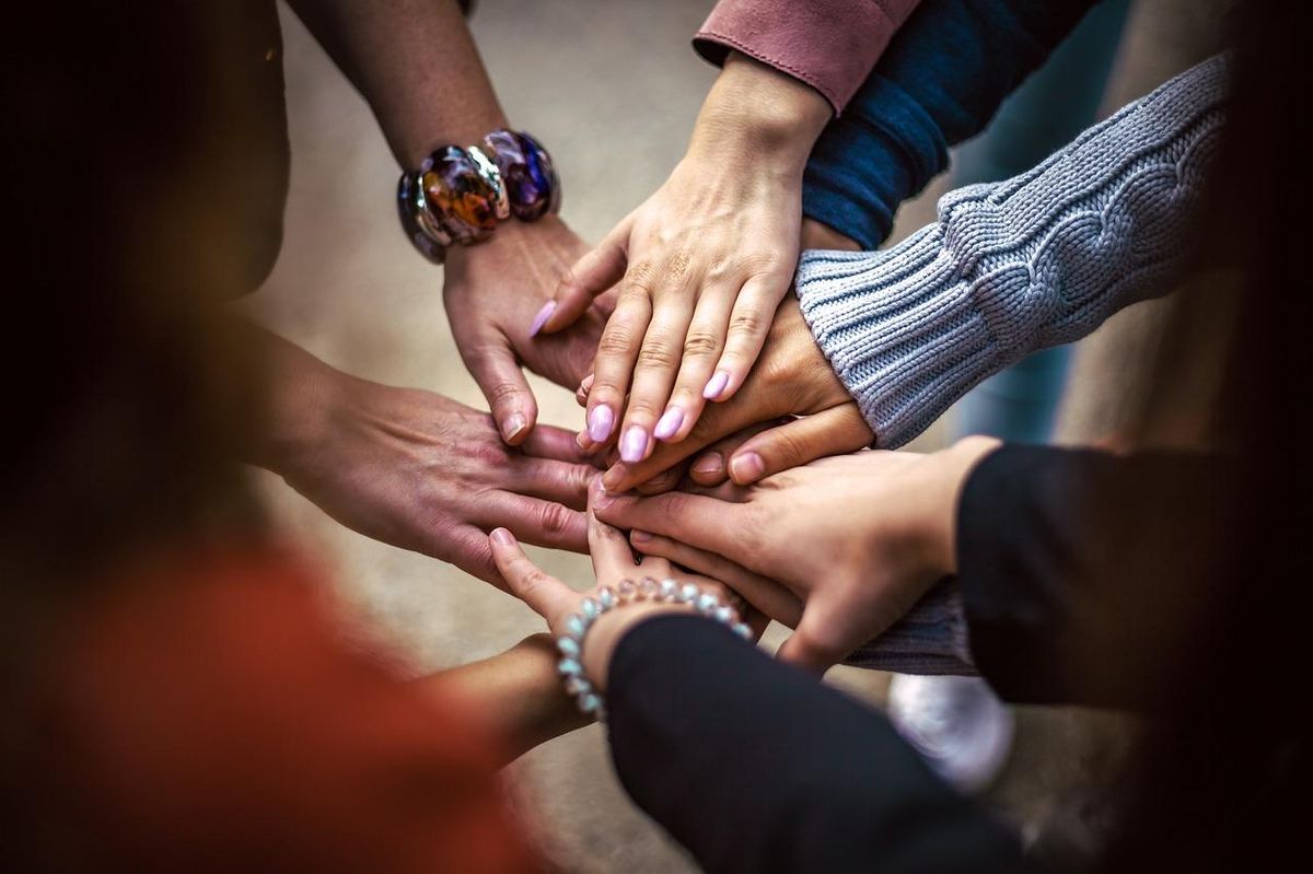 Solidarité en action : les mains unies des artisans renforcent la communauté locale.