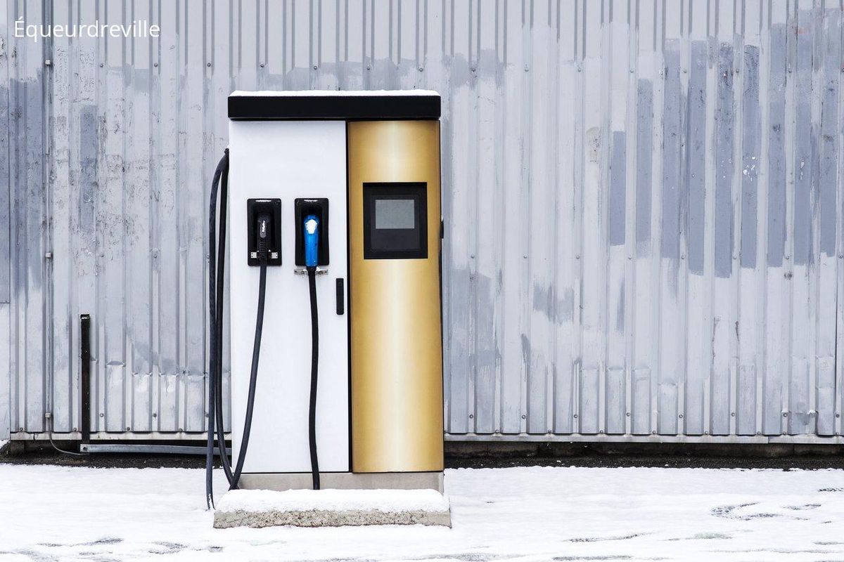 Station de recharge électrique dans un parking collectif moderne, facilitant la mobilité écologique en copropriété.