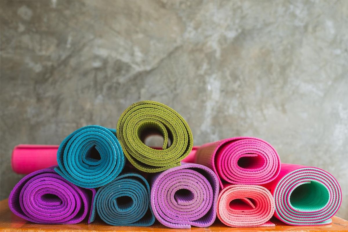 Tapis colorés, essentiels pour débuter le yoga sans se ruiner.