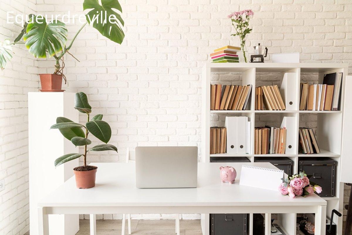 Télétravail: un espace épuré et lumineux pour booster créativité et productivité.