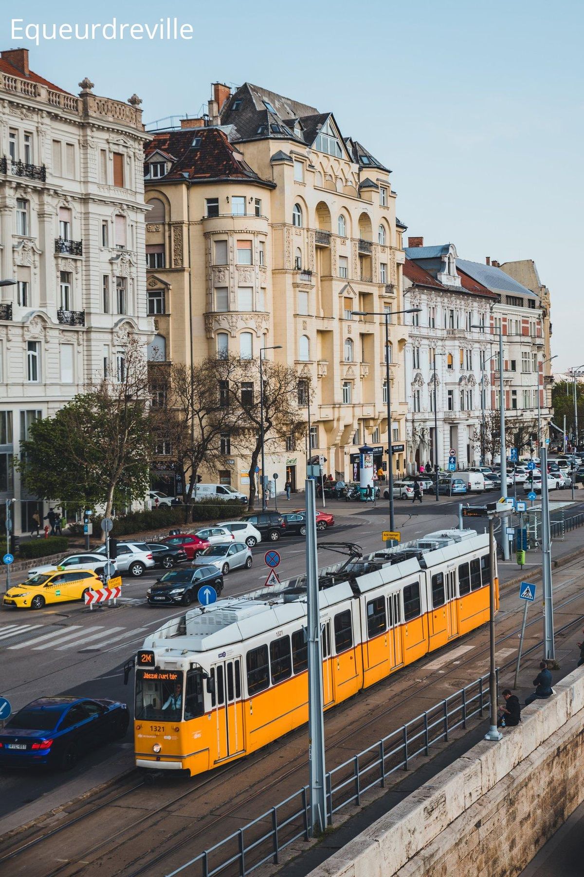 Tramway urbain vibrant, reflet d’Équeurdreville moderne et durable.