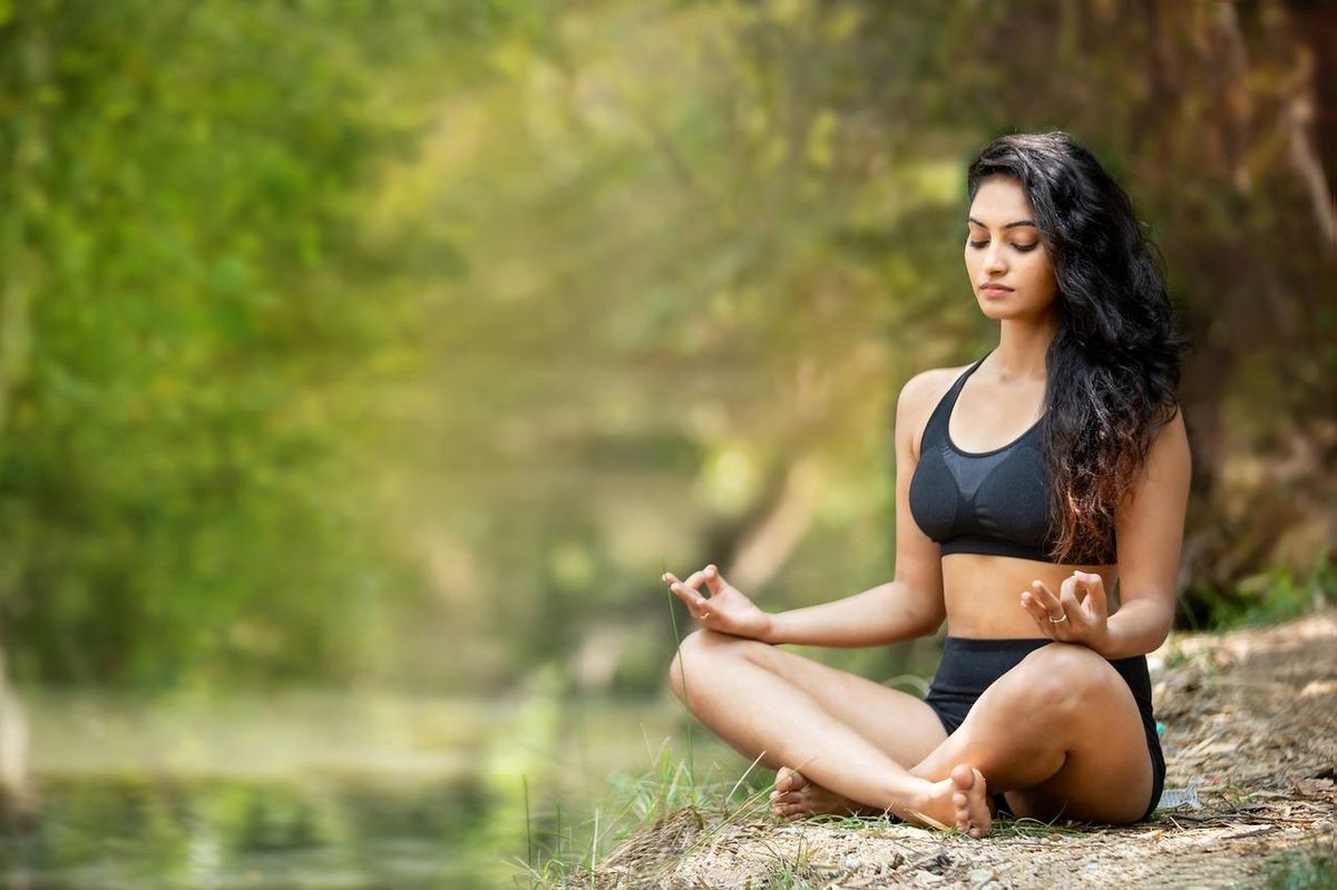 Trouver un coin nature inspire la pratique régulière du yoga pour débutants.