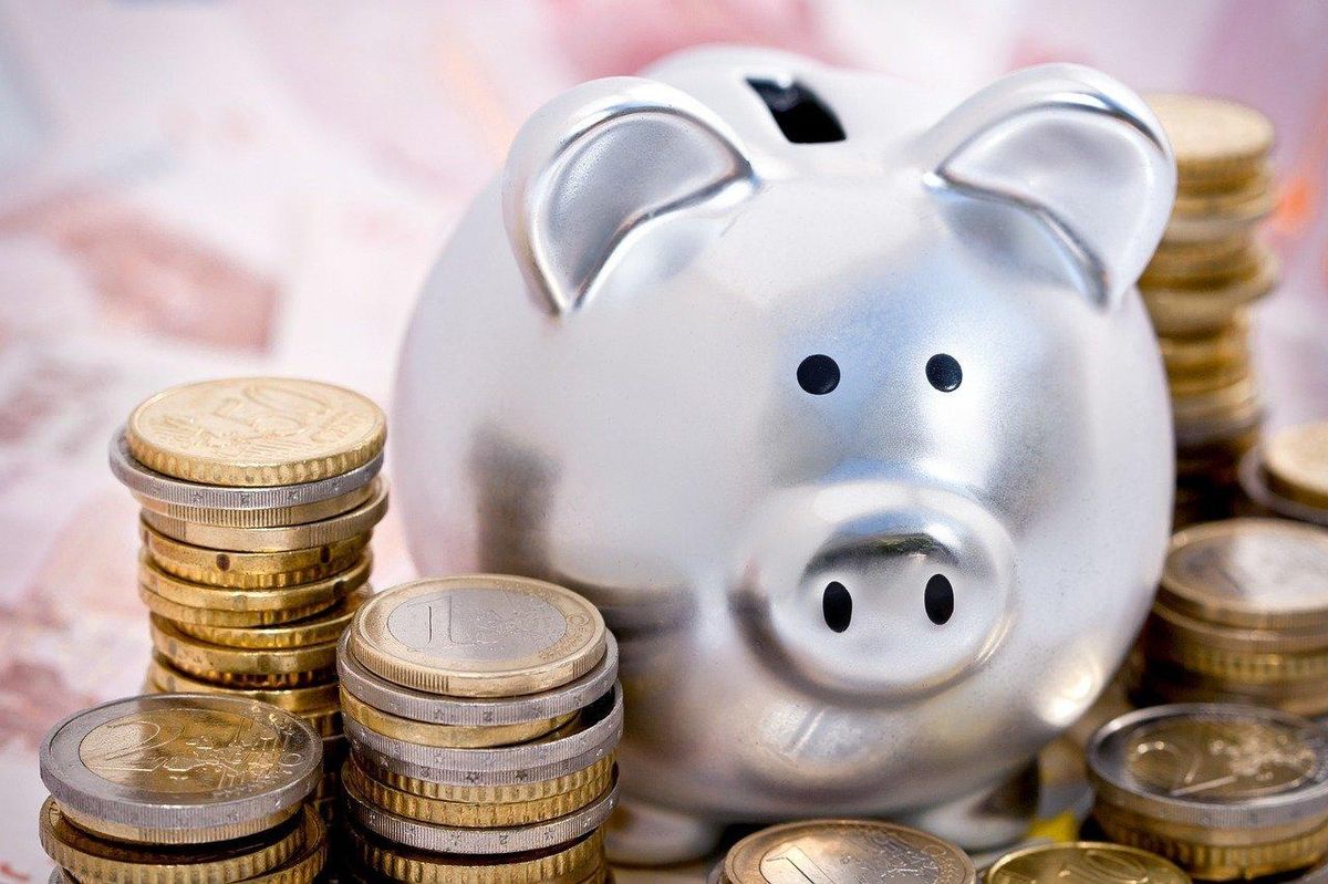Un cochon-tirelire entre économies et frais bancaires : faites le bon choix !