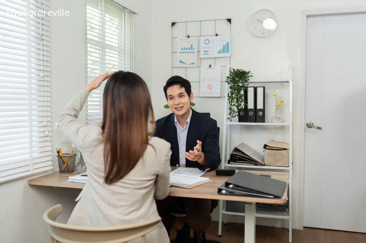 Un conseiller en Mission Locale aide un jeune candidat à valoriser ses compétences pour réussir sa recherche d’emploi locale.
