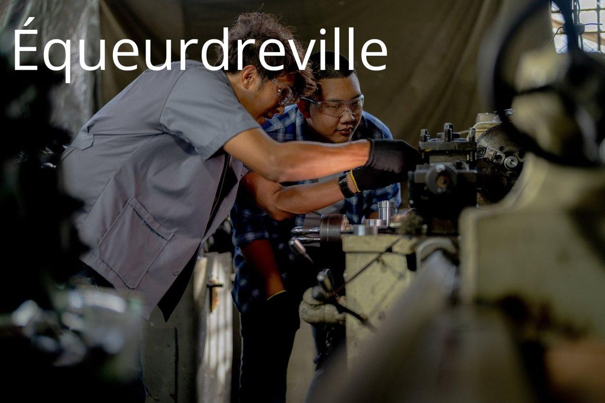 Un jeune apprenti en formation pratique dans un naval apprentice workshop à Équeurdreville, découvrant l'installation de pièces en acier.