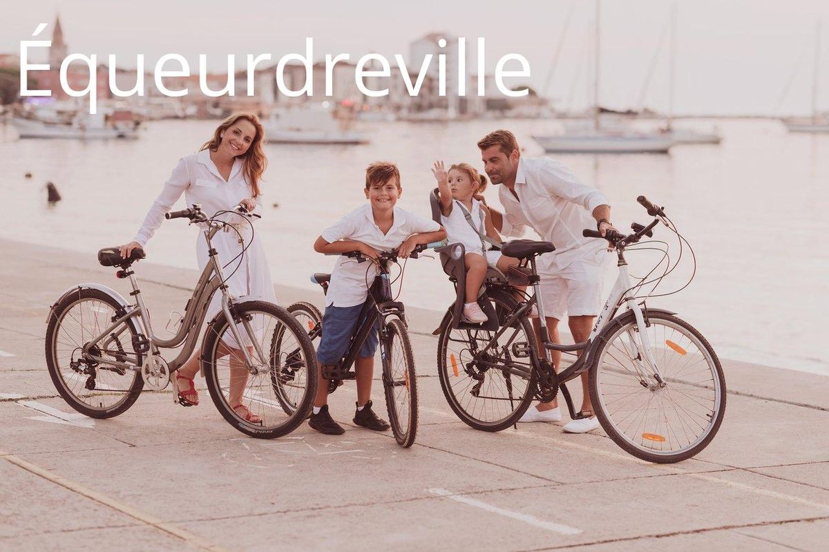 Une famille heureuse profite d'une balade à vélo sur la coastal trail d’Équeurdreville, en toute sécurité.