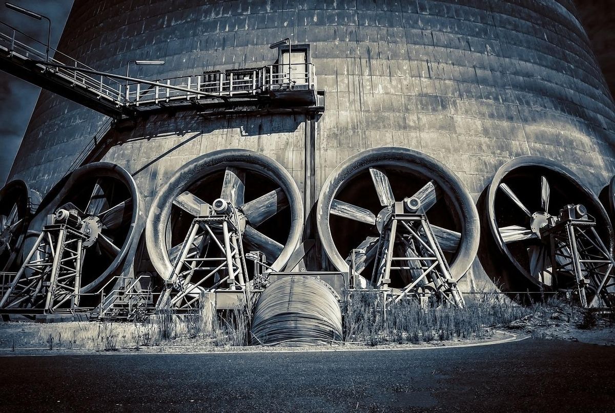 Vestiges de l'industrie : l'esprit d'Équeurdreville immortalisé ici.