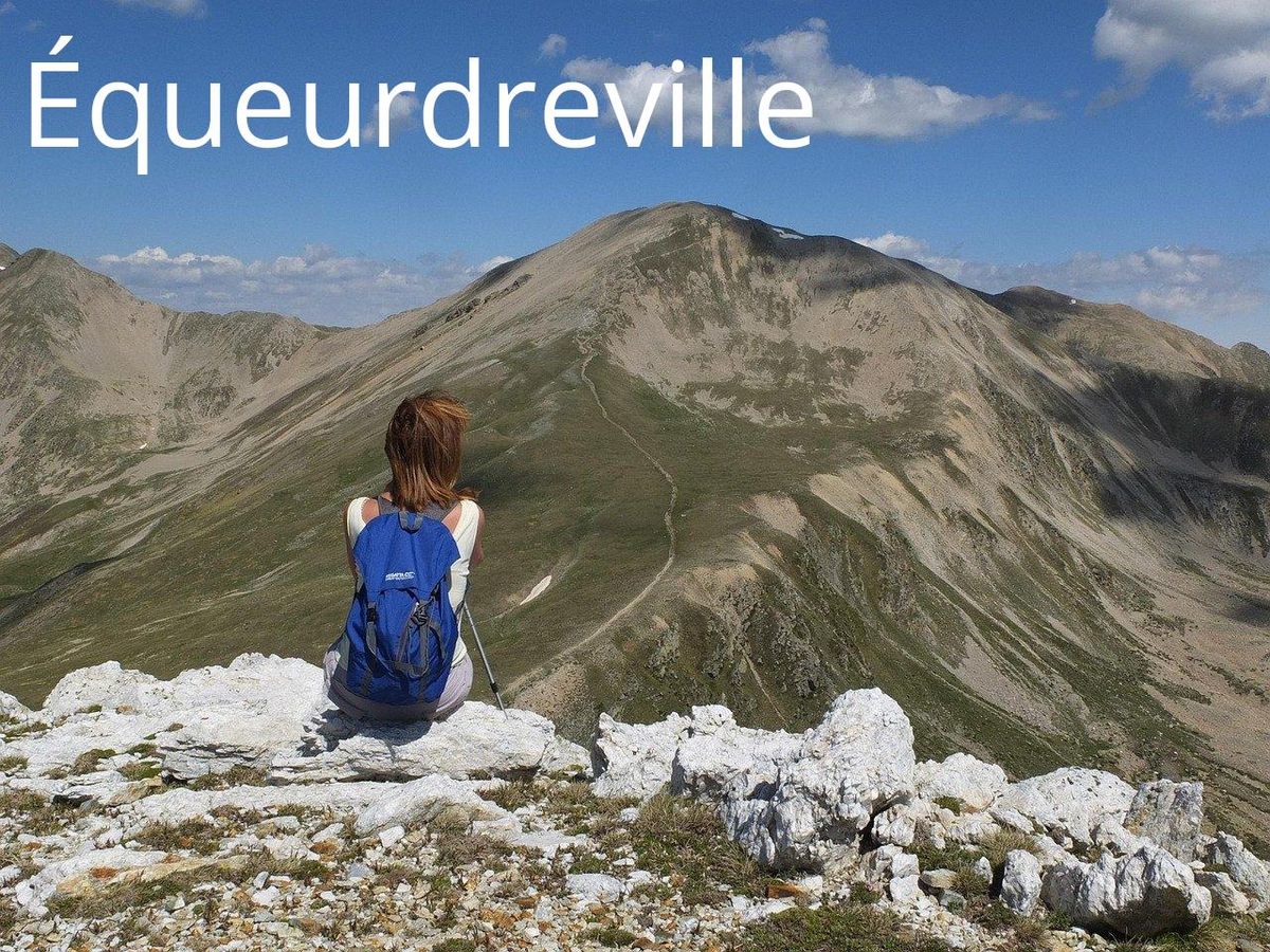 Vue panoramique sur le cliff coastal trail d’Équeurdreville avec les falaises, sentiers côtiers et Port Racine en arrière-plan.