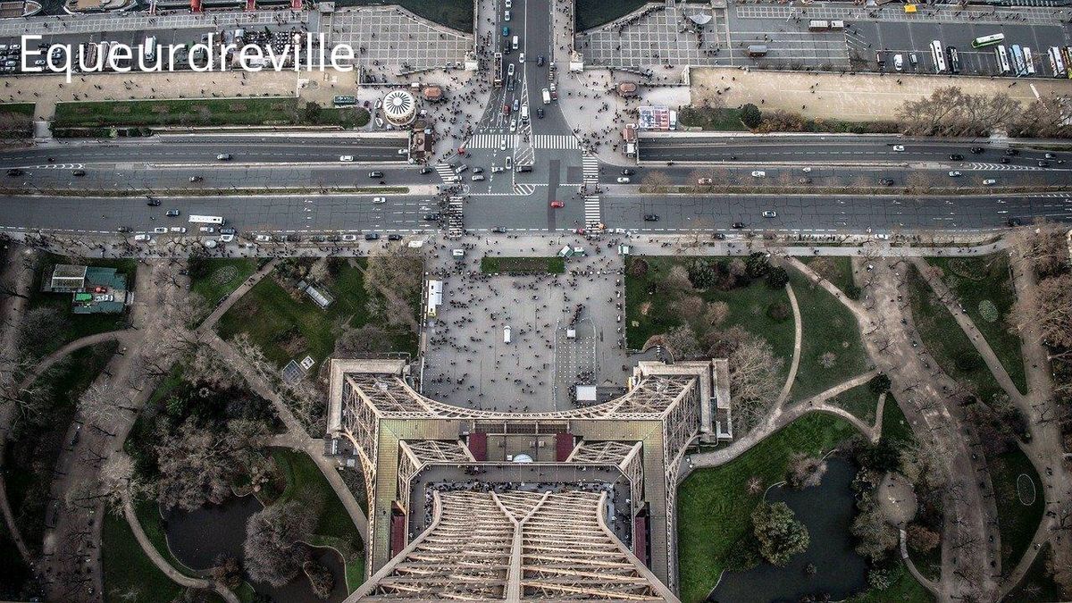 Vue saisissante depuis la Tour Eiffel, un avant-goût des Jeux olympiques Paris 2025!