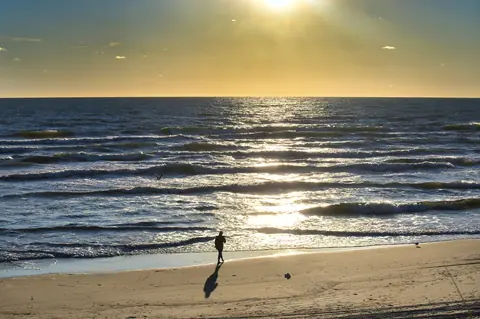 Sciotot aux Pieux : plage de rêve, surf et grands couchers de soleil
