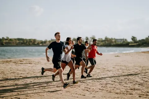 L'été approche : les jeunes redécouvrent les bienfaits de la pratique du sport sur la plage