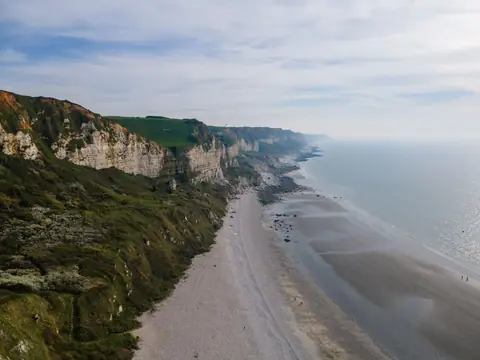 La Potinière à Barneville-Carteret, plage emblématique aux cabines bleues