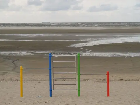Plage de Querqueville : sable, jeux et baignade surveillée près de Cherbourg
