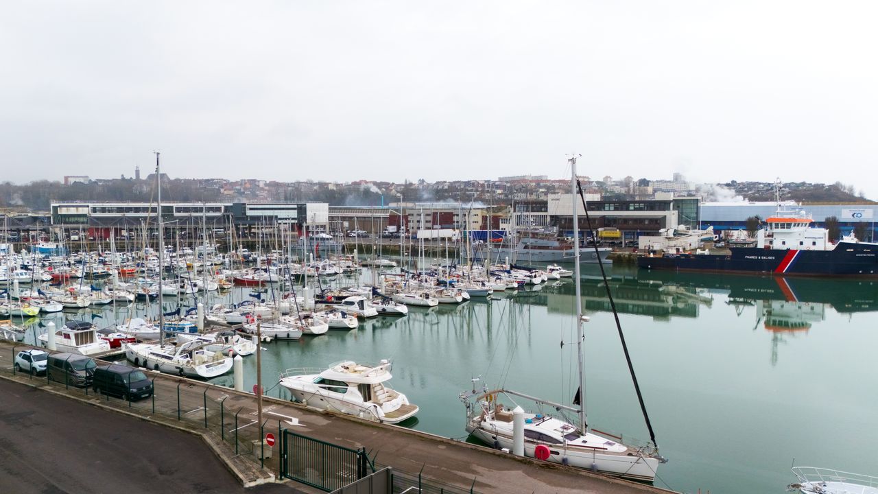 Voiliers amarrés dans le port de Cherbourg