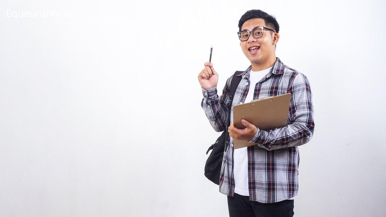 Jeune étudiant asiatique préparant son application pour un emploi d'été à Équeurdreville, avec un clipboard en main.