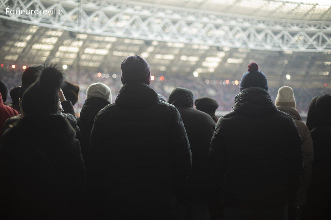 Une foule passionnée assiste à un match de basketball intense lors du derby Équeurdreville Cherbourg, illustrant l’engagement des supporters.